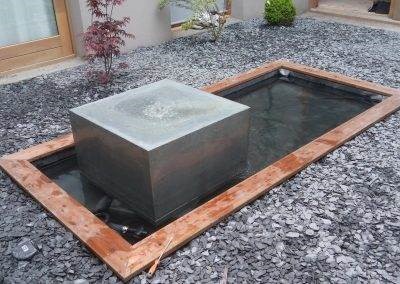 Patio d'inspiration zen: érables japonais, pétales d'ardoise et bassin avec sa fontaine en zinc sur mesure