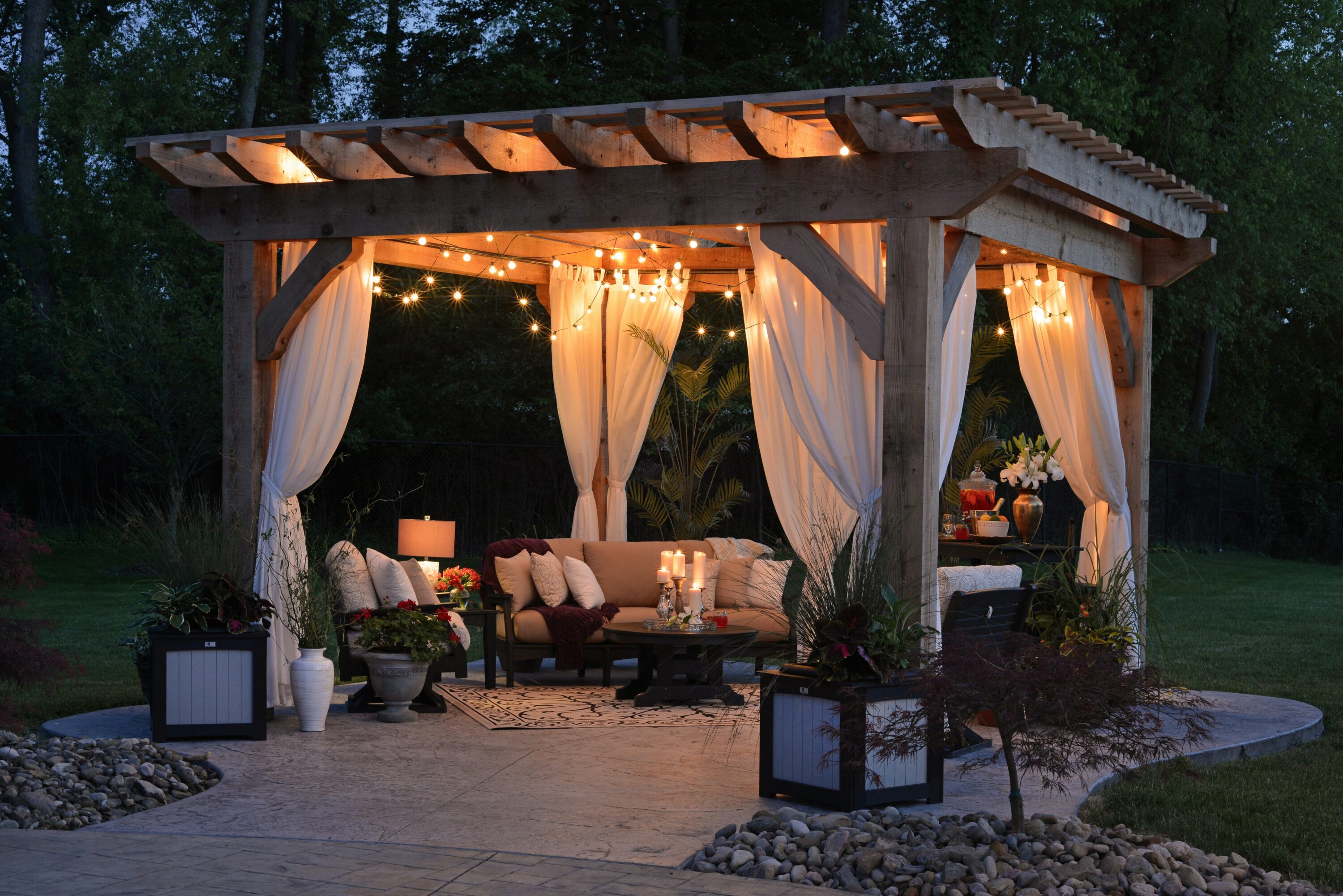 choisir une pergola déportée pour créer un cocon au milieu du jardin