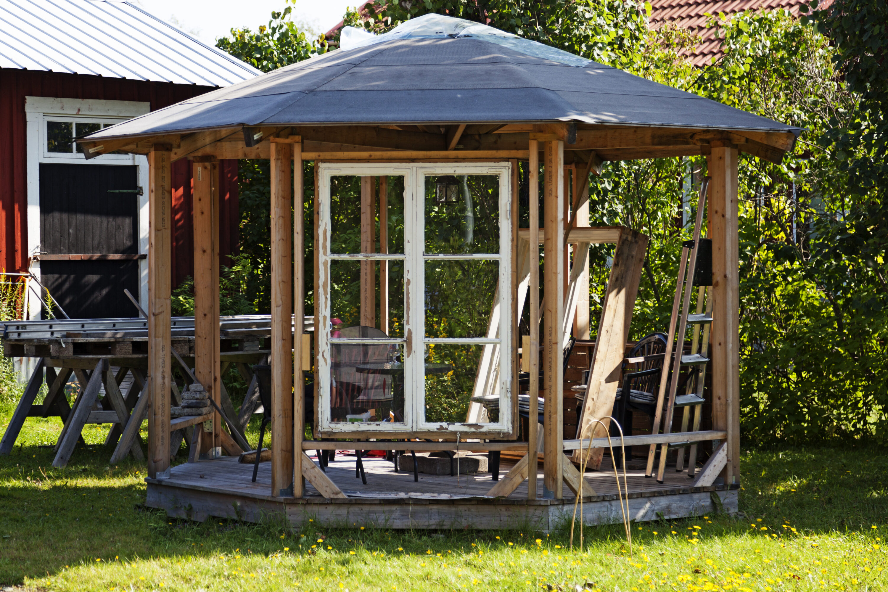 Umea, Sweden – August 20, 2019: a gazebo under construction in g Aménagements jardin qui nécessitent un permis de construire